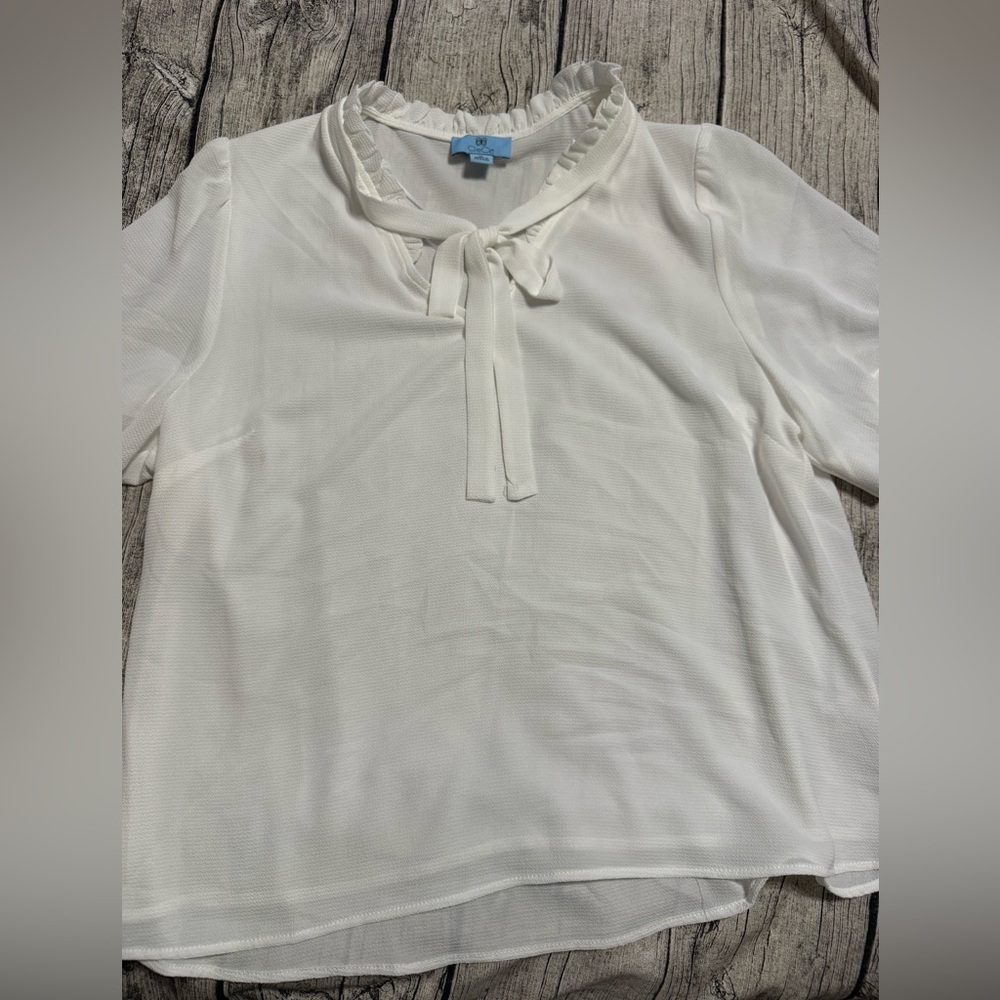 NWOT. CeCe White Short Sleeve Top with delicate tie. Slightly puffed sleeve
